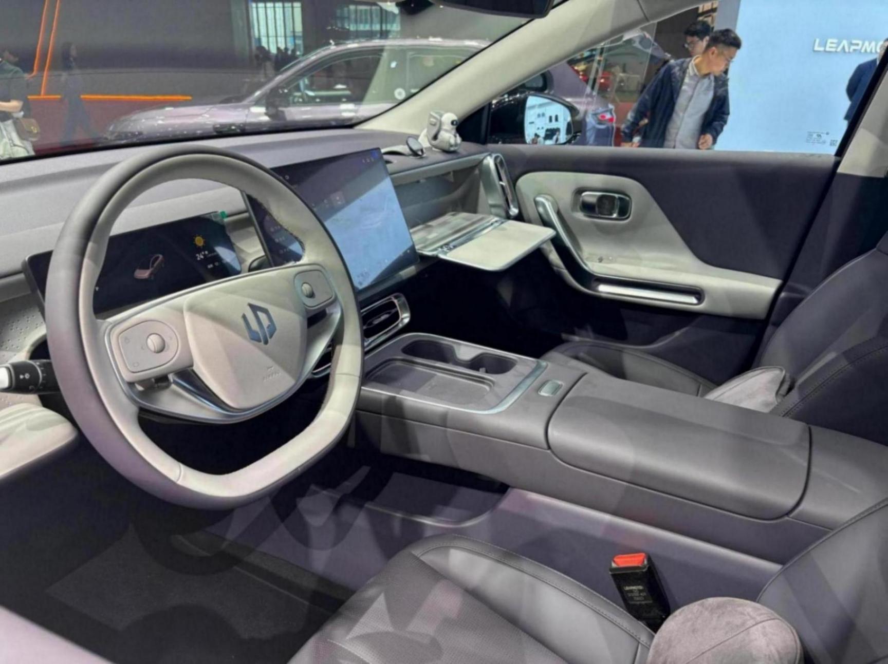 零跑汽車首款純電轎車B01正式上市 目標競品秦EV及小鵬MONA M03