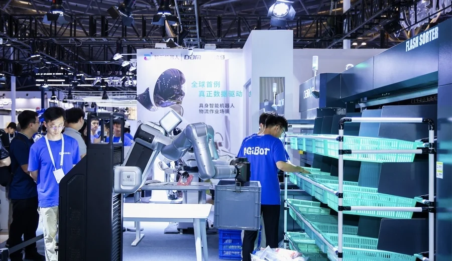 對(duì)話智元機(jī)器人王闖:直播收獲大訂單,出海已在路上 正在搬運(yùn)料箱的智元遠(yuǎn)征 A2-W