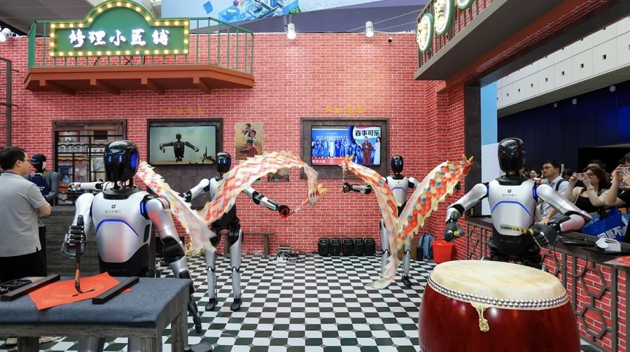 對(duì)話智元機(jī)器人王闖:直播收獲大訂單,出海已在路上 在舞彩帶、敲鼓的智元遠(yuǎn)征A2