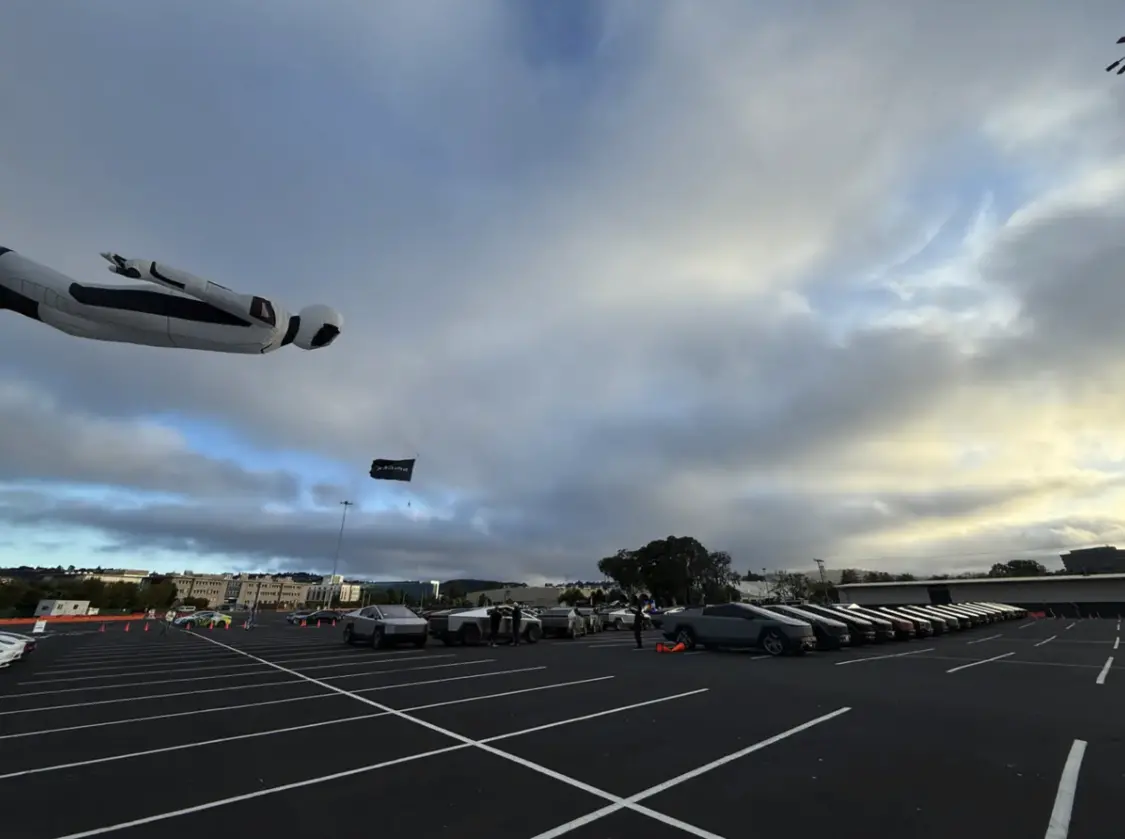 Robotaxi體驗(yàn)資格成特斯拉粉絲“身份象征”:有人48小時試乘7次 活動現(xiàn)場的Starman充氣假人