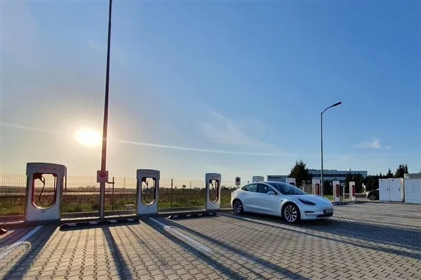 電動車沒電了就地停高速應急車道被查 司機:我是為了安全 電動車沒電了就地停高速應急車道被查 司機:我是為了安全