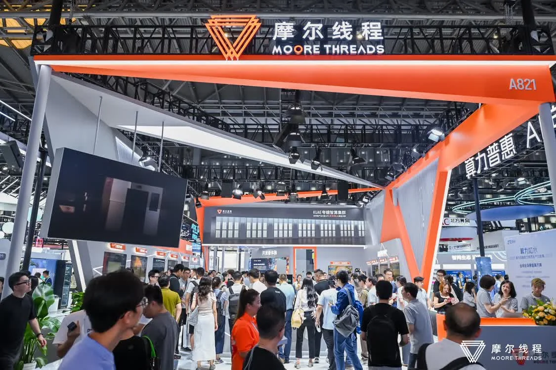 AI熱爆了!日行3萬步都跑不完WAIC,機器人展區(qū)水泄不通