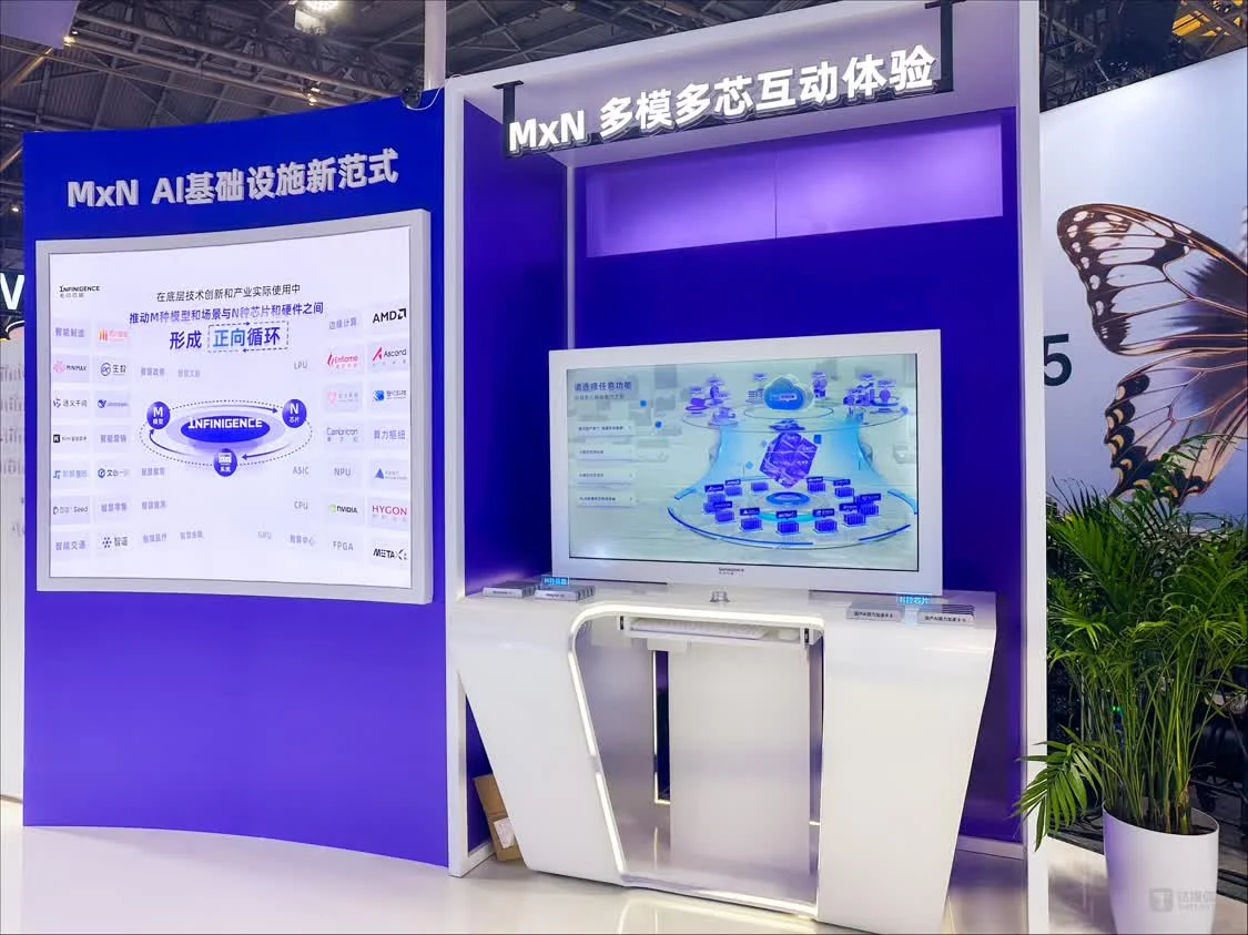 AI熱爆了!日行3萬步都跑不完WAIC,機器人展區(qū)水泄不通