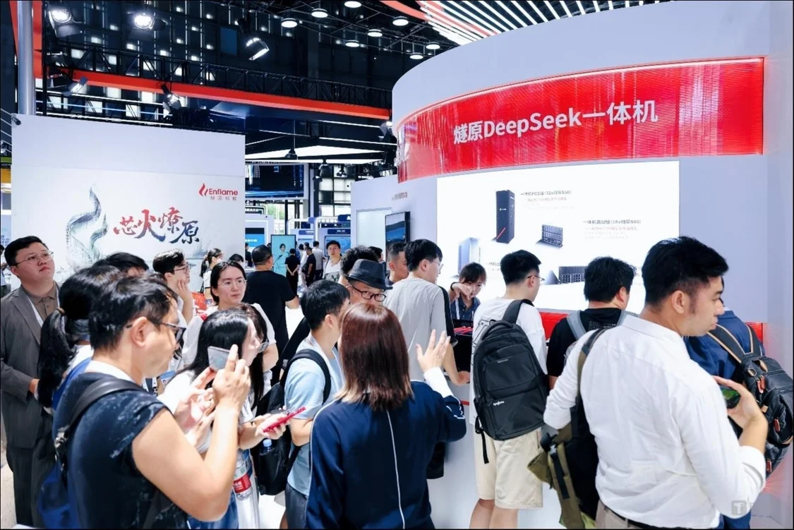 AI熱爆了!日行3萬步都跑不完WAIC,機器人展區(qū)水泄不通