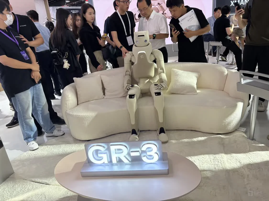 AI熱爆了!日行3萬步都跑不完WAIC,機器人展區(qū)水泄不通