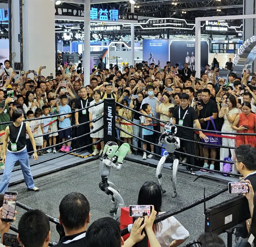 AI熱爆了!日行3萬步都跑不完WAIC,機器人展區(qū)水泄不通