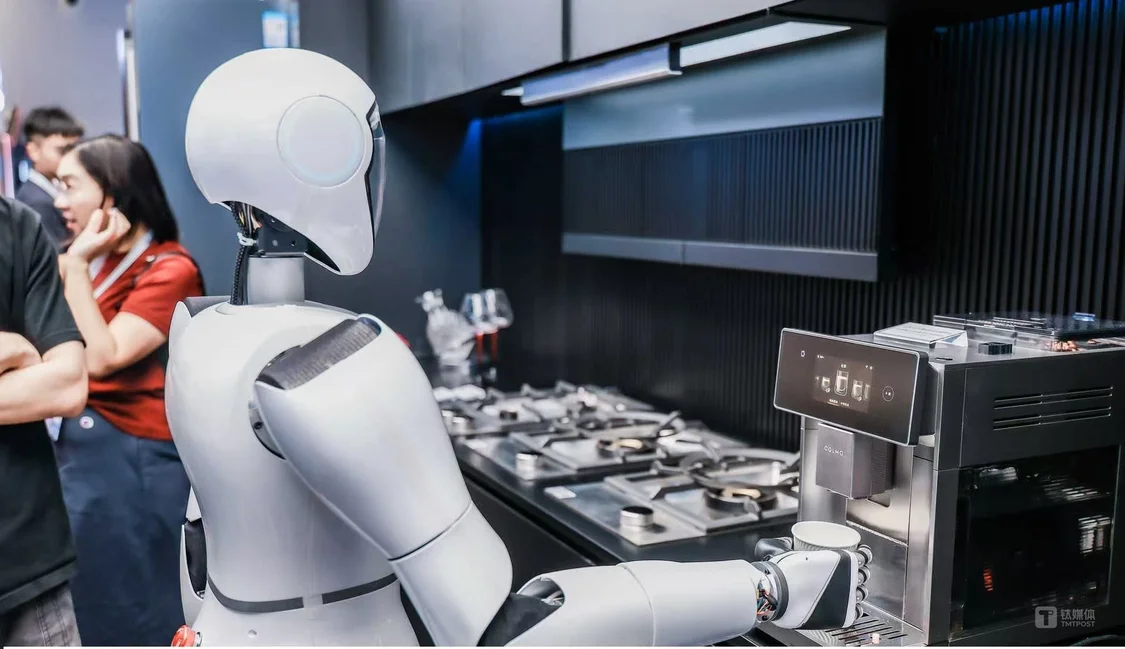 AI熱爆了!日行3萬步都跑不完WAIC,機器人展區(qū)水泄不通