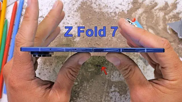三星Galaxy Z Fold7折疊屏手機通過彎折測試,內屏易劃傷成短板