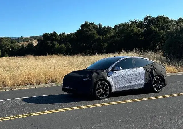 特斯拉新Model Y Performance原型路測圖曝光