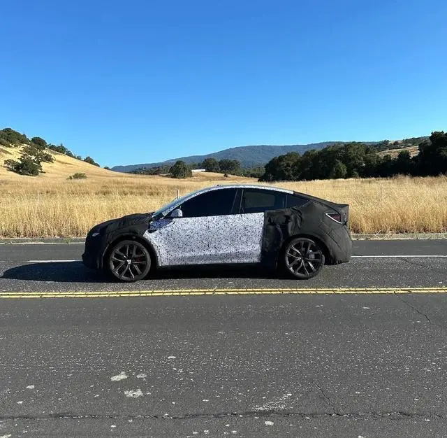 特斯拉新Model Y Performance原型路測圖曝光