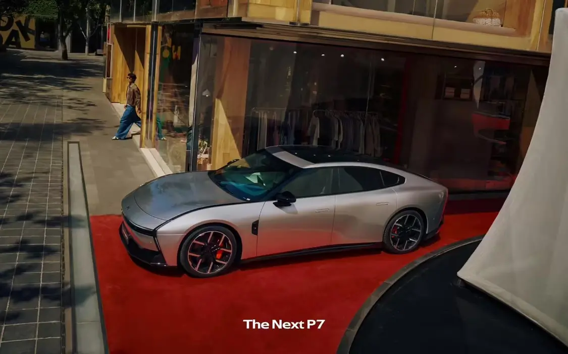 全新小鵬P7外觀細節公布:行業首個一體式純平發光LOGO,電動升降尾翼