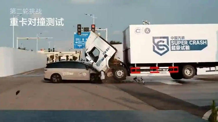 把乘龍卡車撞起飛以后,理想汽車卻主動“認慫”了