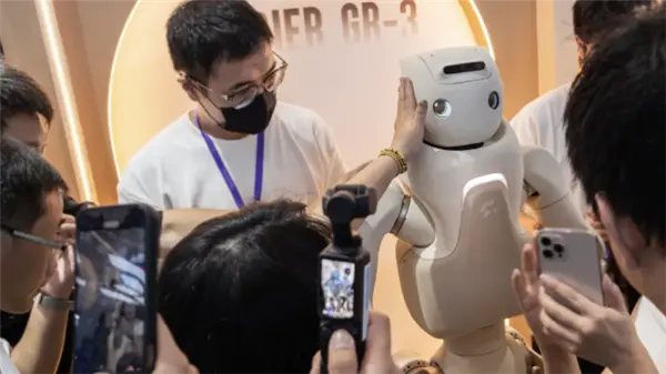 傅利葉GR-3人形機器人亮相 觀眾:觸感太真實了 想和它擁抱 傅利葉GR-3人形機器人亮相 觀眾:觸感太真實了 想和它擁抱