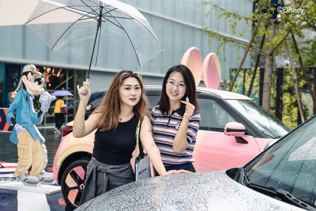 米奇限定藝術車三里屯再亮相,smart邀你開啟夢幻酷夏之旅