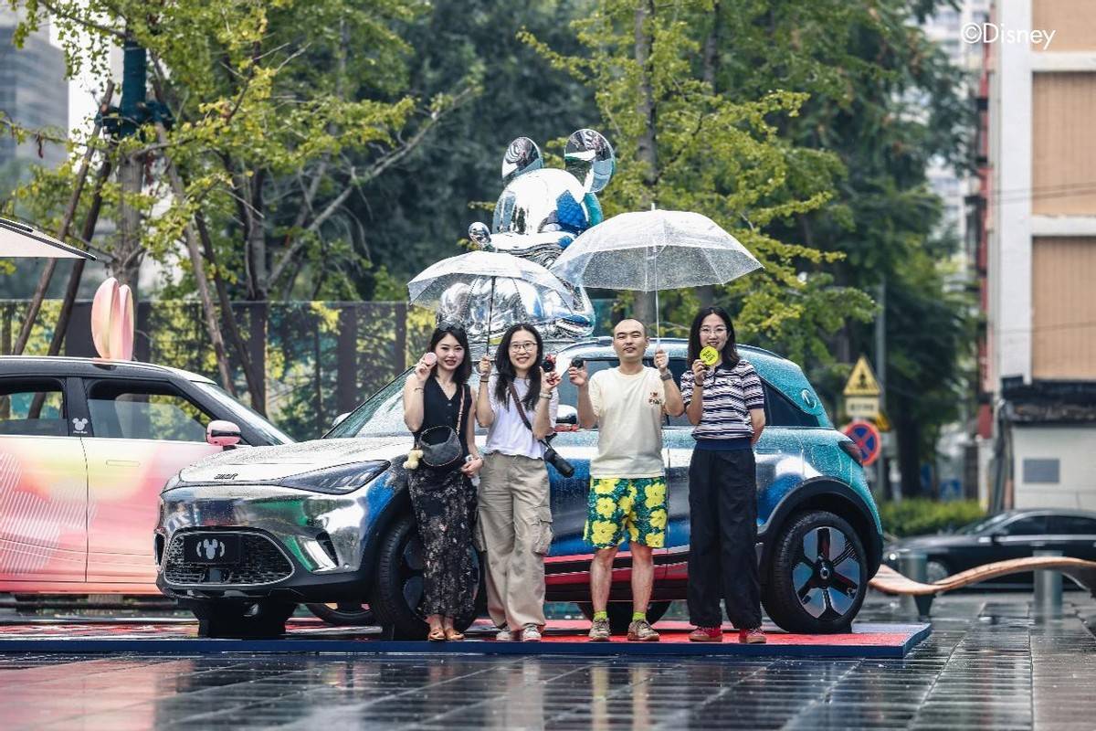 米奇限定藝術車三里屯再亮相,smart邀你開啟夢幻酷夏之旅