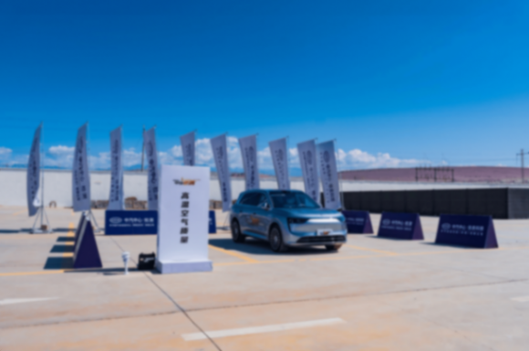 吐魯番的熱辣滾燙里,問界M8交出全優答卷