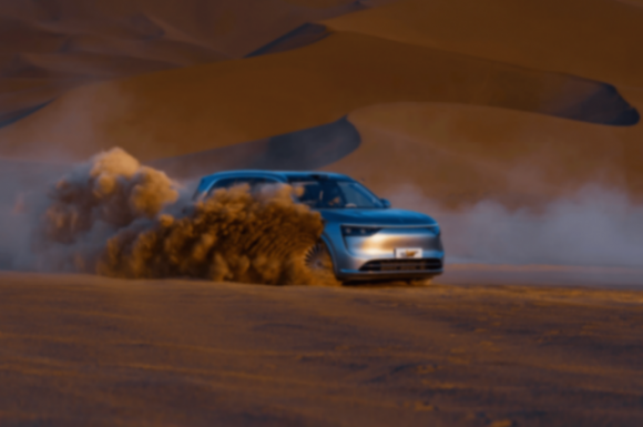 吐魯番的熱辣滾燙里,問界M8交出全優答卷