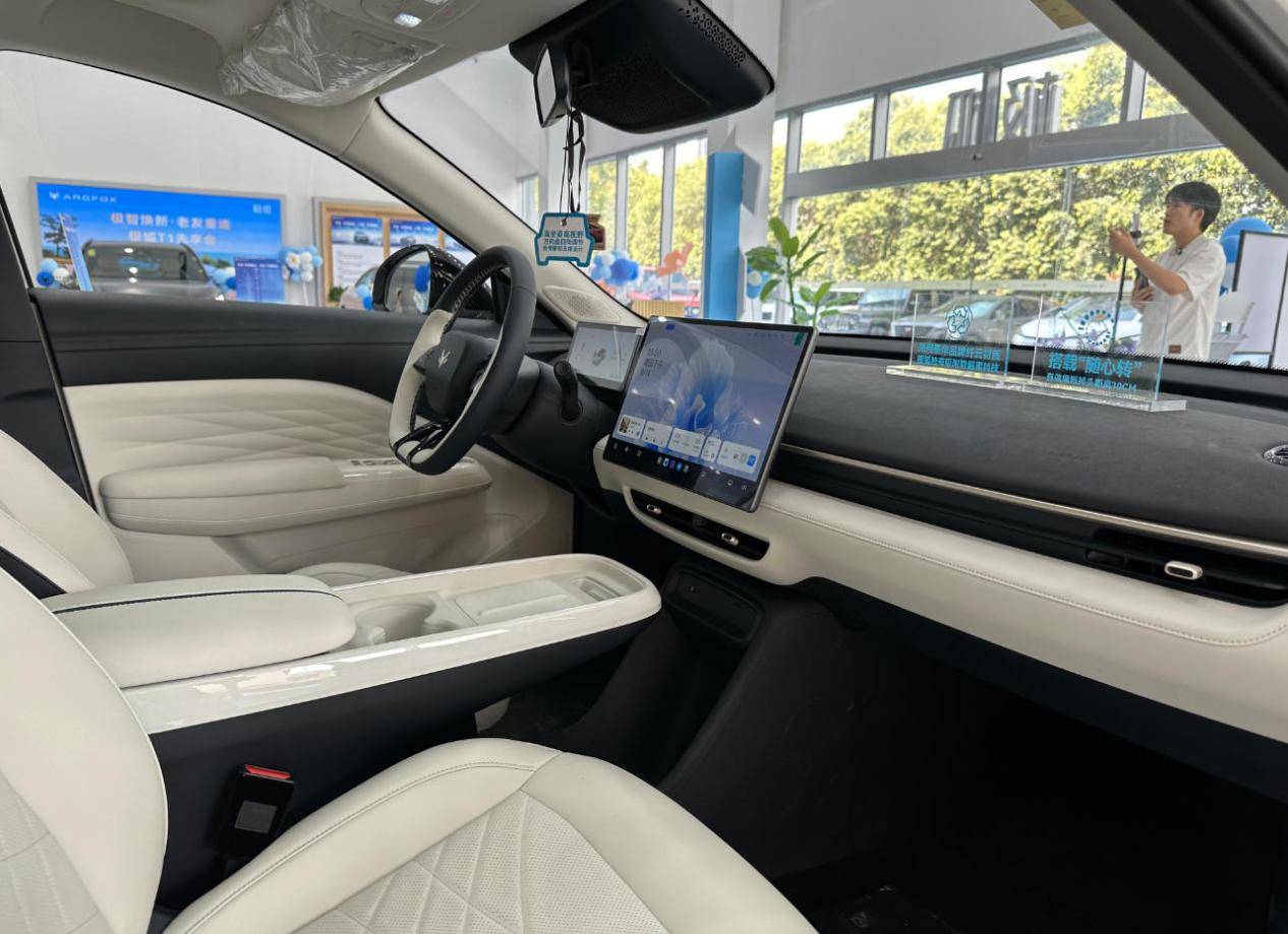 極狐T1,8萬級小車?2.77米軸距,低溫注塑內飾