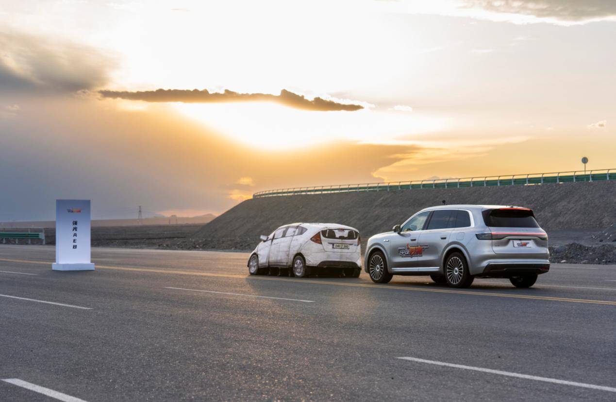 強光下130km/h剎停!40萬級銷冠問界M8的安全極限到底在哪兒?