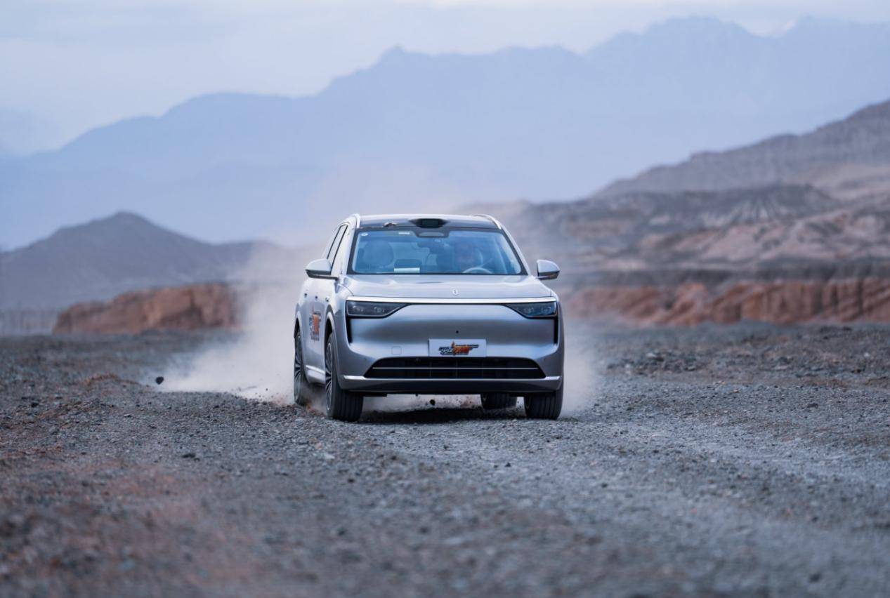 強光下130km/h剎停!40萬級銷冠問界M8的安全極限到底在哪兒?