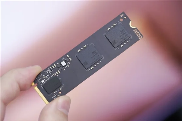 疾速7000MB/s,長江存儲PC450 1TB SSD圖賞 疾速7000MB/s!長江存儲PC450 1TB SSD圖賞