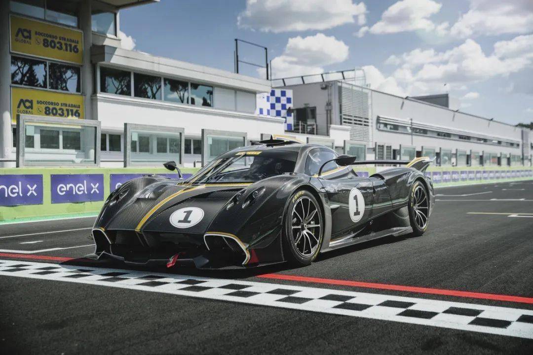 帕加尼Huayra R搭載與梅賽德斯-AMG子公司HWA AG聯合開發的6.0升V12自然吸氣發動機(代號Pagani V12-R),重量僅198公斤,為同排量最輕發動機之一