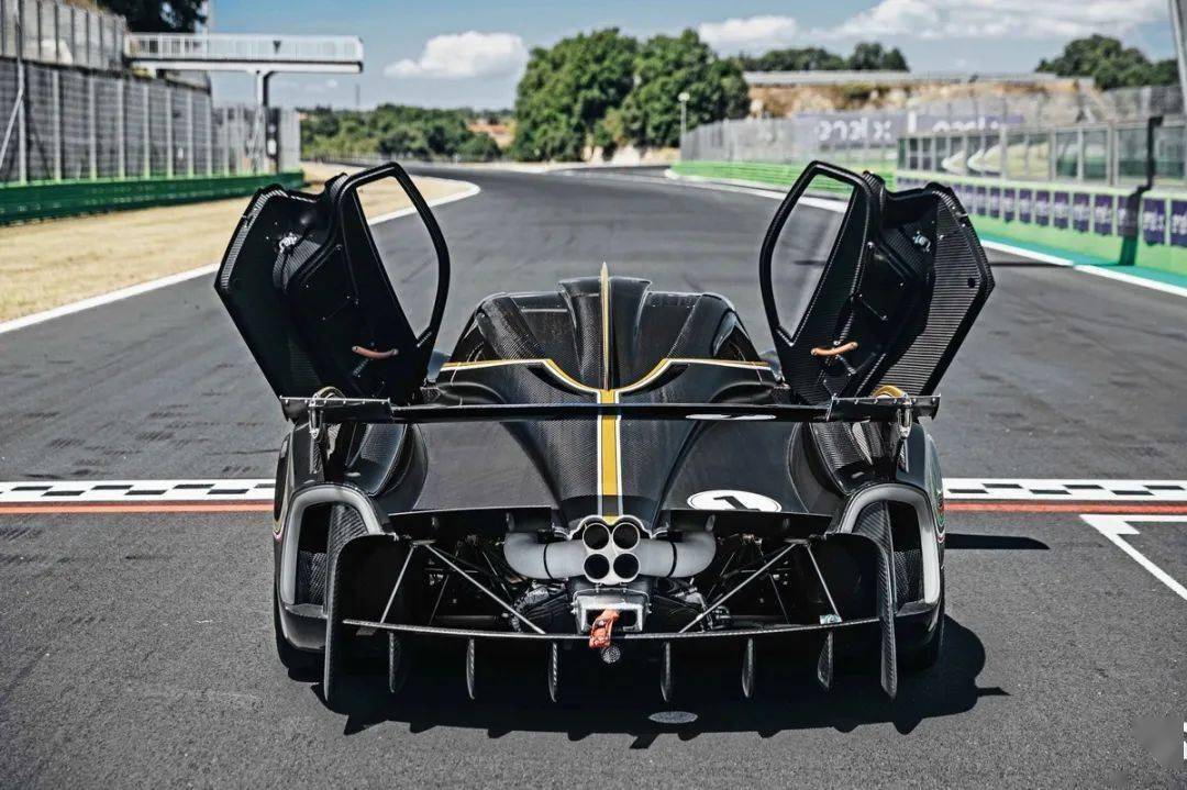 帕加尼Huayra R搭載與梅賽德斯-AMG子公司HWA AG聯合開發的6.0升V12自然吸氣發動機(代號Pagani V12-R),重量僅198公斤,為同排量最輕發動機之一