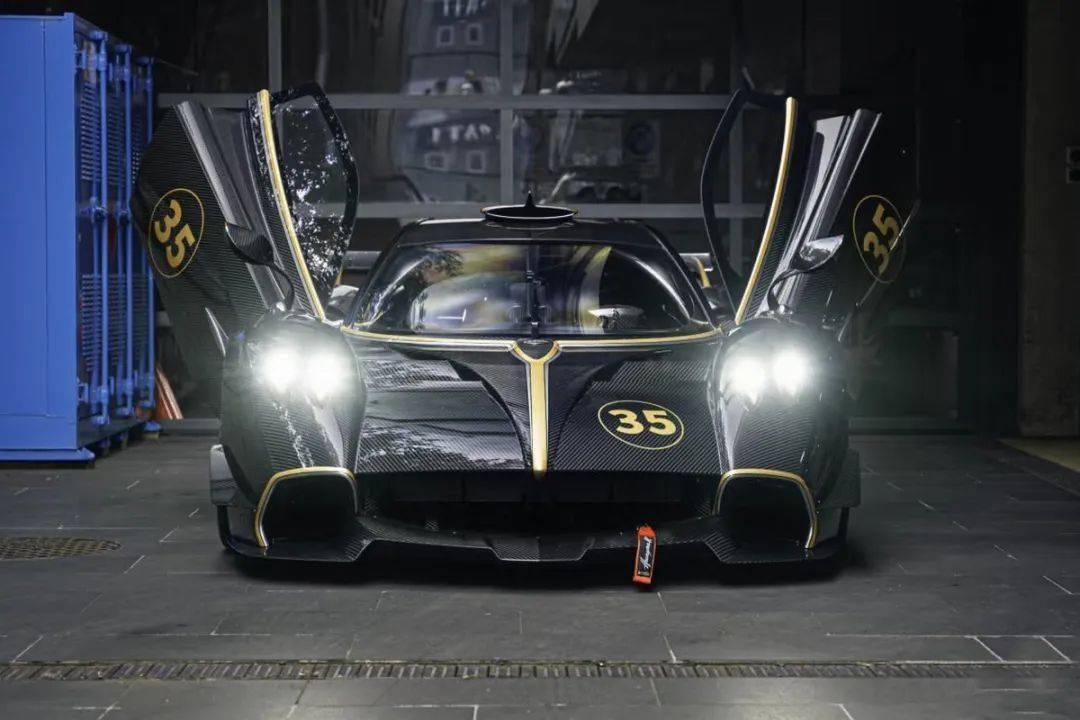 帕加尼Huayra R搭載與梅賽德斯-AMG子公司HWA AG聯合開發的6.0升V12自然吸氣發動機(代號Pagani V12-R),重量僅198公斤,為同排量最輕發動機之一