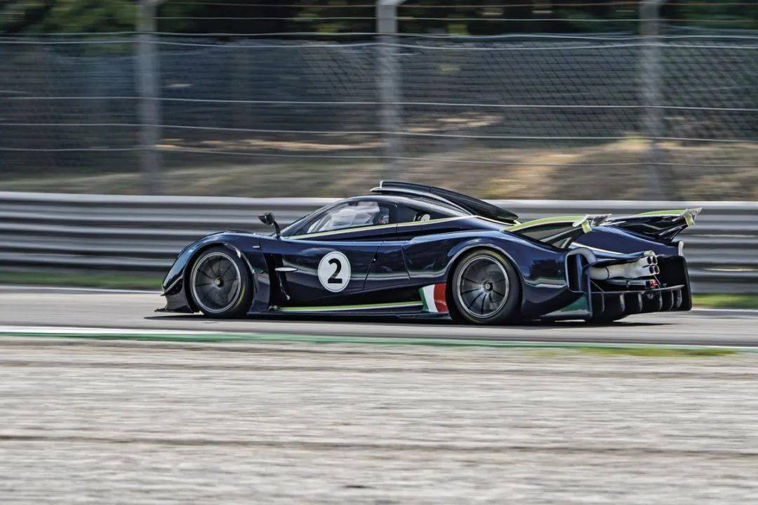 帕加尼Huayra R搭載與梅賽德斯-AMG子公司HWA AG聯合開發的6.0升V12自然吸氣發動機(代號Pagani V12-R),重量僅198公斤,為同排量最輕發動機之一