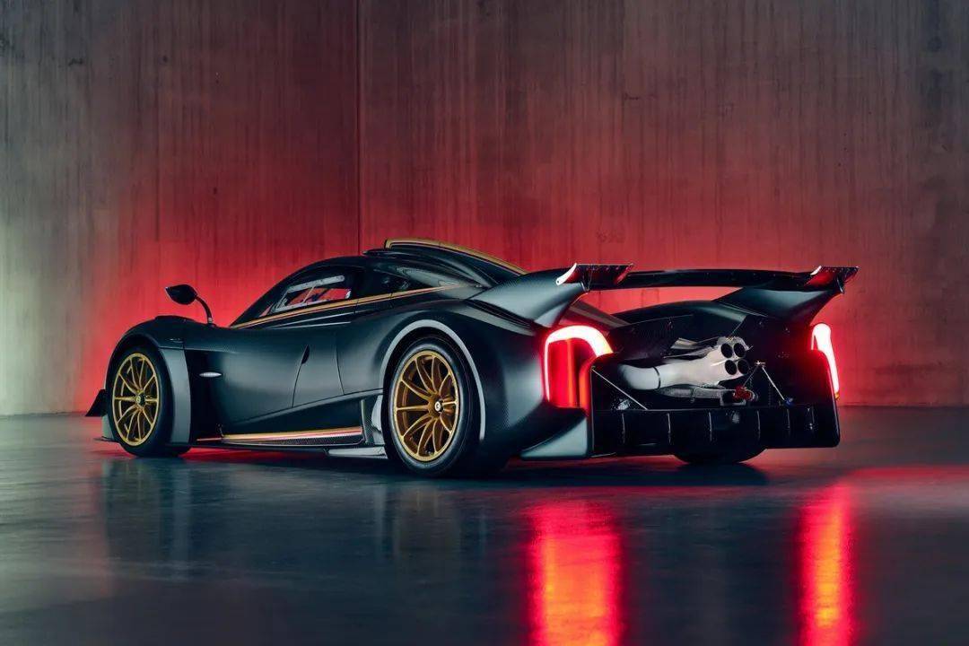 帕加尼Huayra R搭載與梅賽德斯-AMG子公司HWA AG聯合開發的6.0升V12自然吸氣發動機(代號Pagani V12-R),重量僅198公斤,為同排量最輕發動機之一