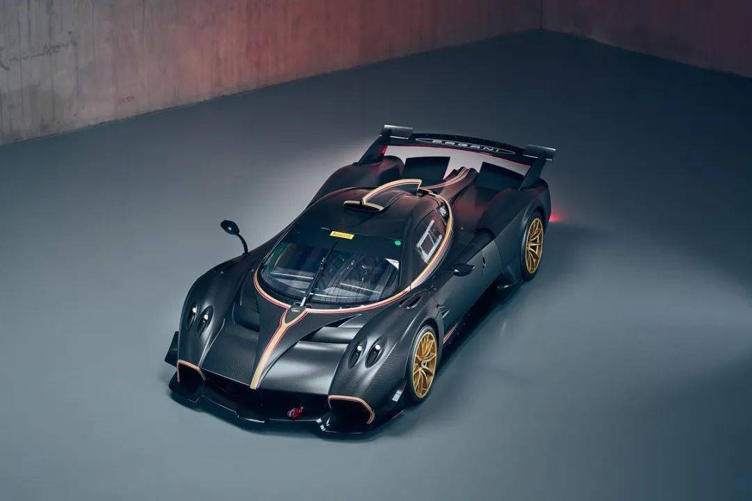 帕加尼Huayra R搭載與梅賽德斯-AMG子公司HWA AG聯合開發的6.0升V12自然吸氣發動機(代號Pagani V12-R),重量僅198公斤,為同排量最輕發動機之一