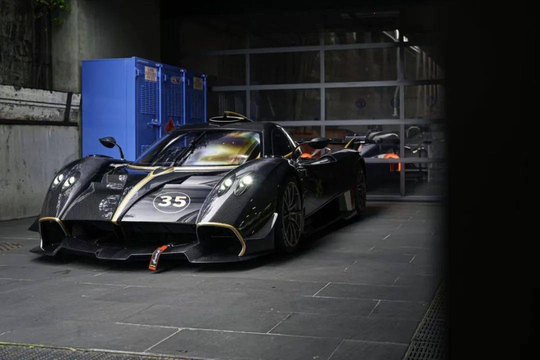 帕加尼Huayra R搭載與梅賽德斯-AMG子公司HWA AG聯合開發的6.0升V12自然吸氣發動機(代號Pagani V12-R),重量僅198公斤,為同排量最輕發動機之一