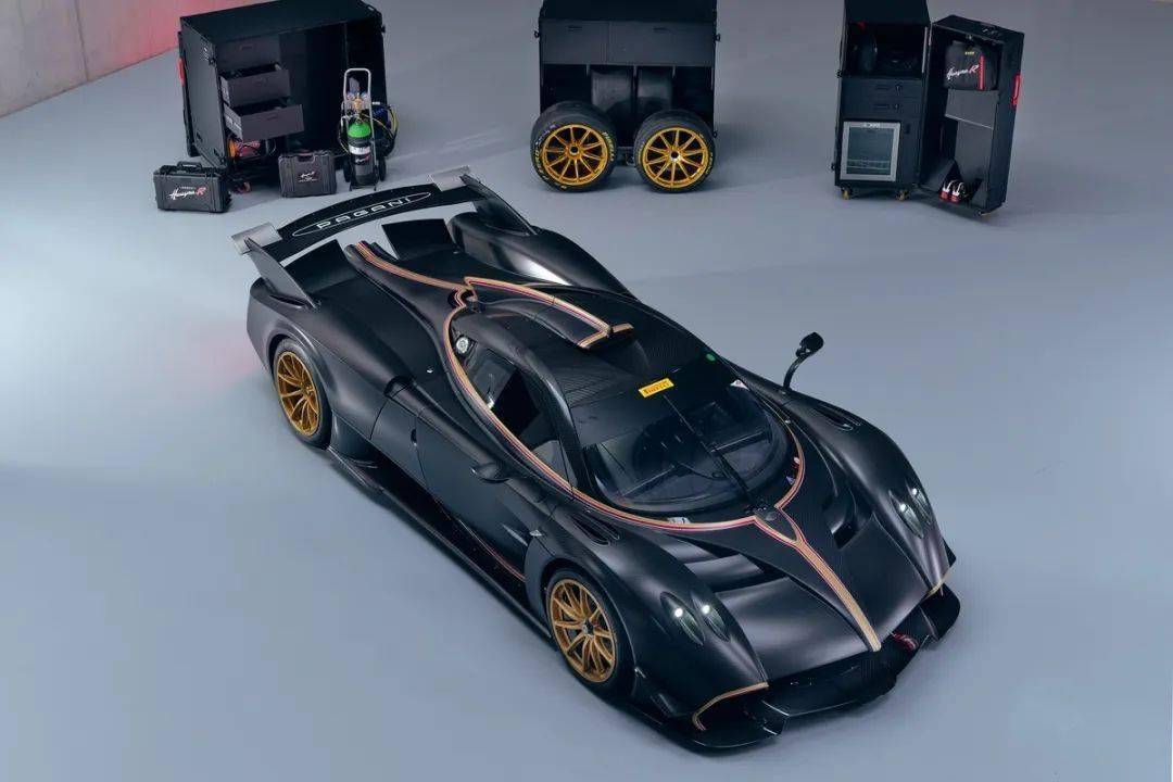 帕加尼Huayra R搭載與梅賽德斯-AMG子公司HWA AG聯合開發的6.0升V12自然吸氣發動機(代號Pagani V12-R),重量僅198公斤,為同排量最輕發動機之一