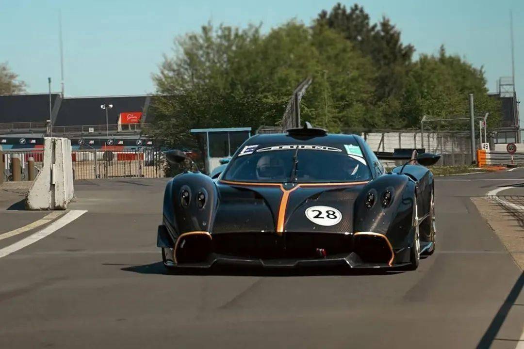 帕加尼Huayra R搭載與梅賽德斯-AMG子公司HWA AG聯合開發的6.0升V12自然吸氣發動機(代號Pagani V12-R),重量僅198公斤,為同排量最輕發動機之一