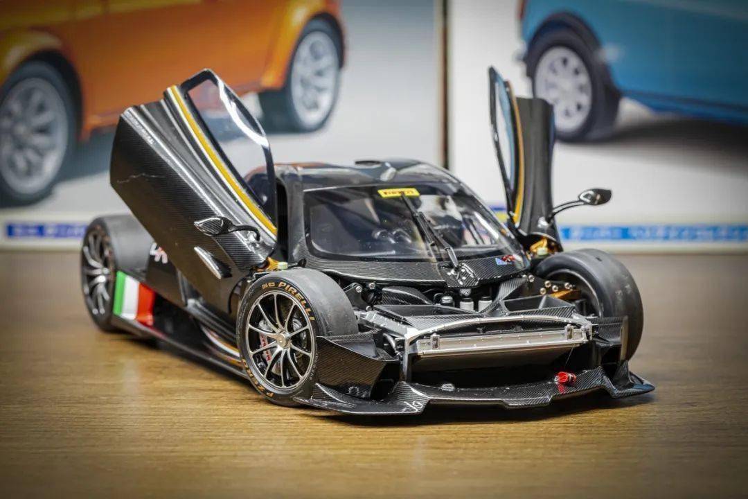 帕加尼Huayra R搭載與梅賽德斯-AMG子公司HWA AG聯合開發的6.0升V12自然吸氣發動機(代號Pagani V12-R),重量僅198公斤,為同排量最輕發動機之一