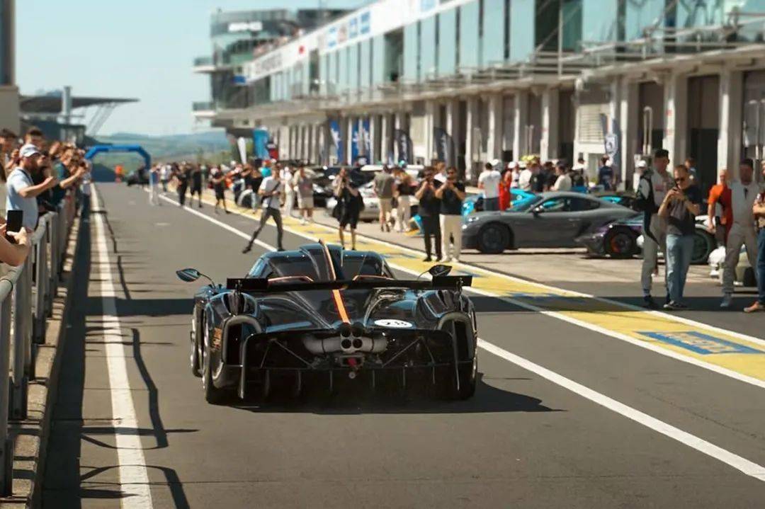 帕加尼Huayra R搭載與梅賽德斯-AMG子公司HWA AG聯合開發的6.0升V12自然吸氣發動機(代號Pagani V12-R),重量僅198公斤,為同排量最輕發動機之一