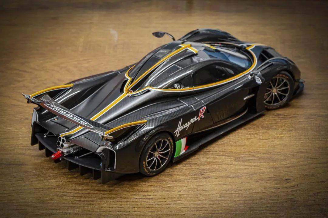 帕加尼Huayra R搭載與梅賽德斯-AMG子公司HWA AG聯合開發的6.0升V12自然吸氣發動機(代號Pagani V12-R),重量僅198公斤,為同排量最輕發動機之一
