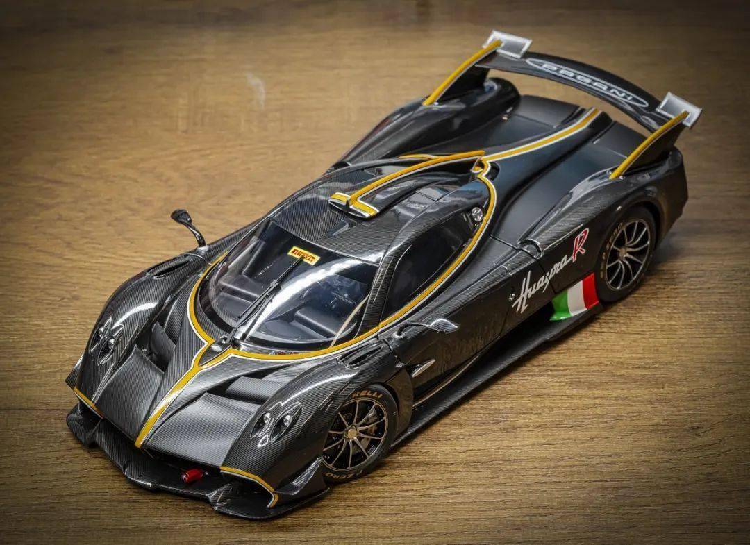 帕加尼Huayra R搭載與梅賽德斯-AMG子公司HWA AG聯合開發的6.0升V12自然吸氣發動機(代號Pagani V12-R),重量僅198公斤,為同排量最輕發動機之一