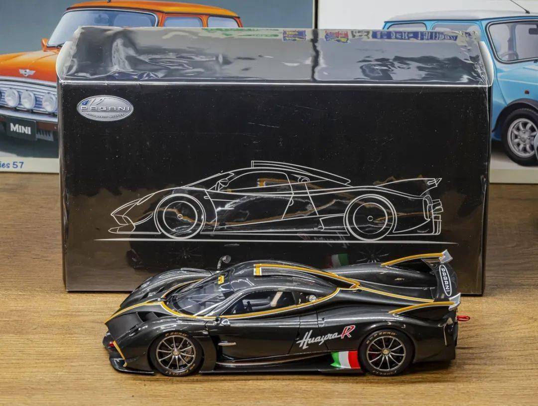 帕加尼Huayra R搭載與梅賽德斯-AMG子公司HWA AG聯合開發的6.0升V12自然吸氣發動機(代號Pagani V12-R),重量僅198公斤,為同排量最輕發動機之一