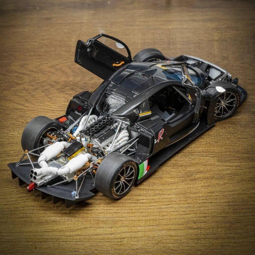 帕加尼Huayra R搭載與梅賽德斯-AMG子公司HWA AG聯合開發的6.0升V12自然吸氣發動機(代號Pagani V12-R),重量僅198公斤,為同排量最輕發動機之一