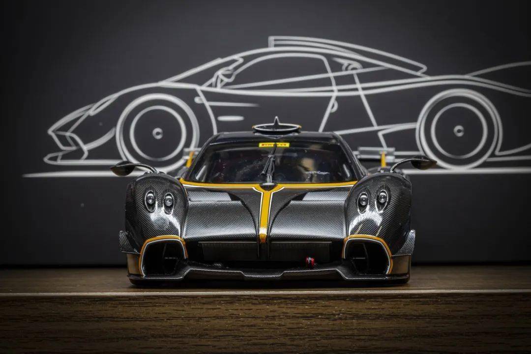 帕加尼Huayra R搭載與梅賽德斯-AMG子公司HWA AG聯合開發的6.0升V12自然吸氣發動機(代號Pagani V12-R),重量僅198公斤,為同排量最輕發動機之一