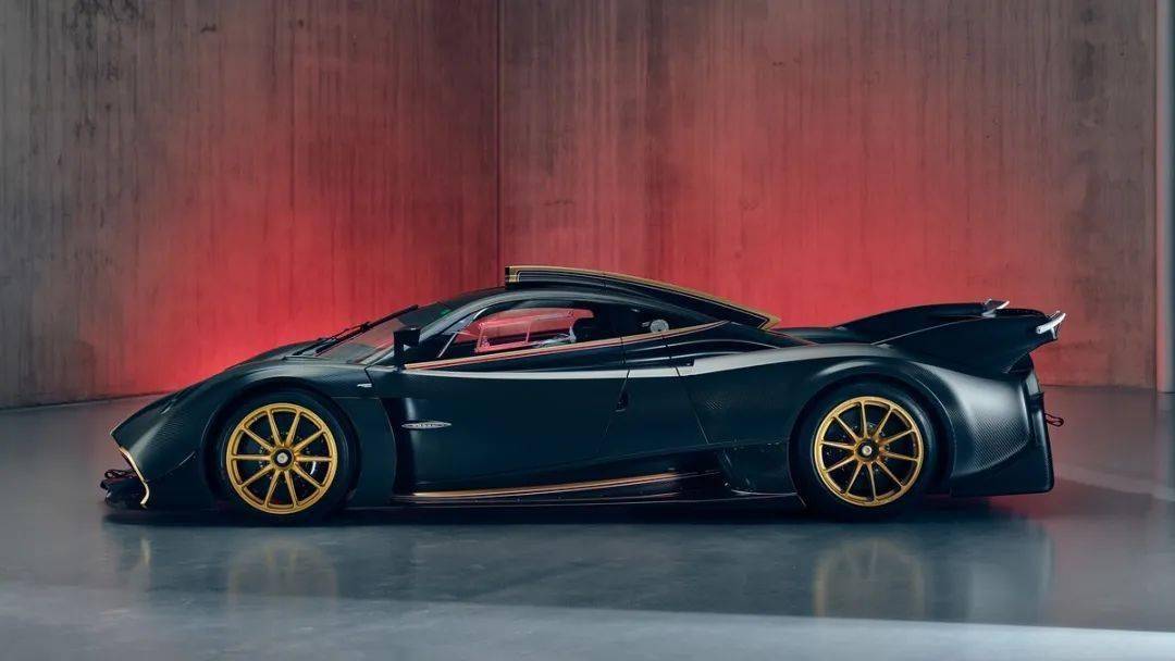 帕加尼Huayra R搭載與梅賽德斯-AMG子公司HWA AG聯合開發的6.0升V12自然吸氣發動機(代號Pagani V12-R),重量僅198公斤,為同排量最輕發動機之一