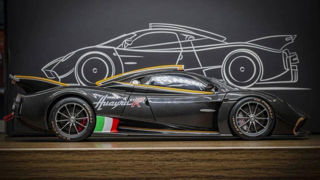 帕加尼Huayra R搭載與梅賽德斯-AMG子公司HWA AG聯合開發的6.0升V12自然吸氣發動機(代號Pagani V12-R),重量僅198公斤,為同排量最輕發動機之一