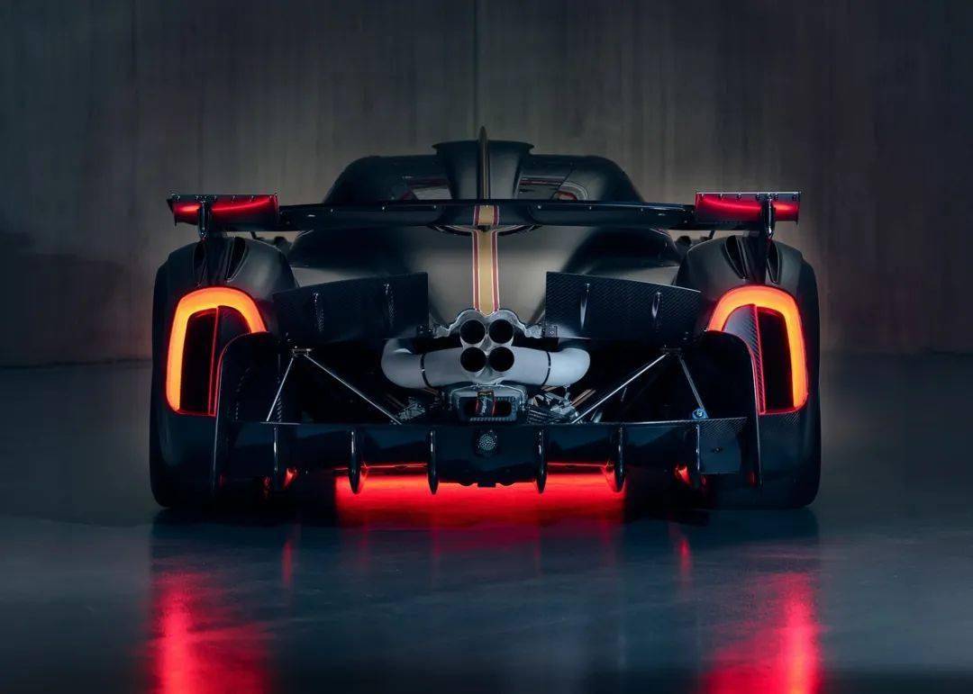 帕加尼Huayra R搭載與梅賽德斯-AMG子公司HWA AG聯合開發的6.0升V12自然吸氣發動機(代號Pagani V12-R),重量僅198公斤,為同排量最輕發動機之一