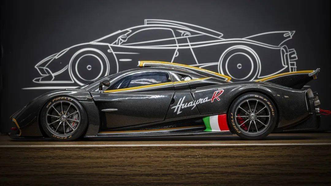 帕加尼Huayra R搭載與梅賽德斯-AMG子公司HWA AG聯合開發的6.0升V12自然吸氣發動機(代號Pagani V12-R),重量僅198公斤,為同排量最輕發動機之一