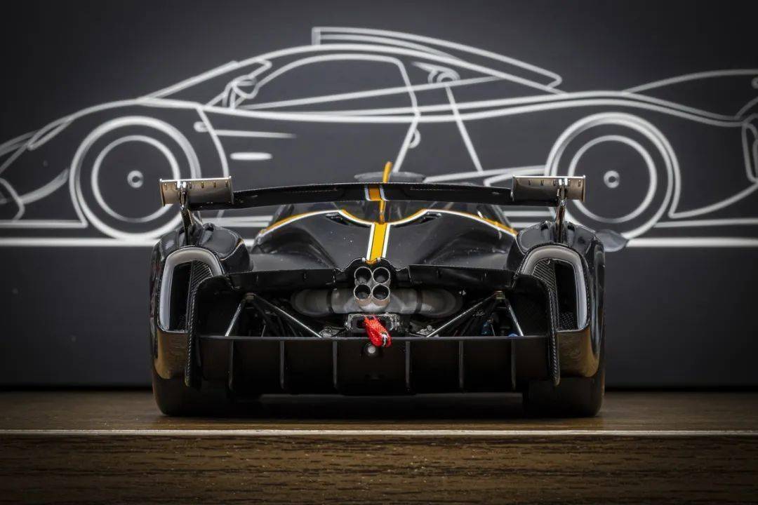 帕加尼Huayra R搭載與梅賽德斯-AMG子公司HWA AG聯合開發的6.0升V12自然吸氣發動機(代號Pagani V12-R),重量僅198公斤,為同排量最輕發動機之一