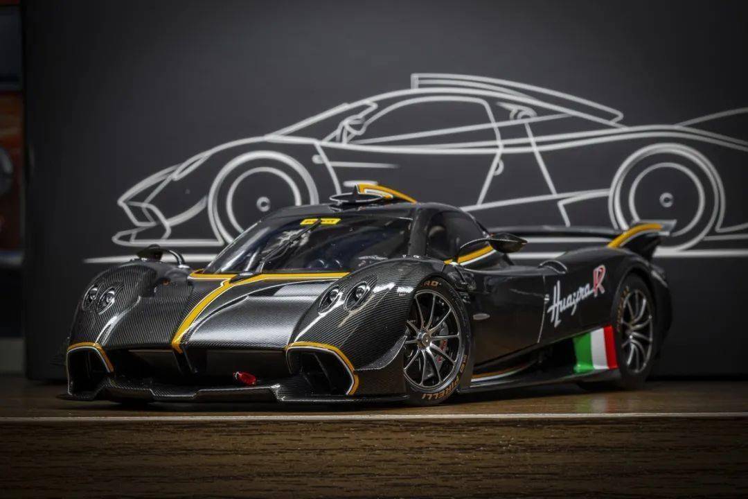 帕加尼Huayra R搭載與梅賽德斯-AMG子公司HWA AG聯合開發的6.0升V12自然吸氣發動機(代號Pagani V12-R),重量僅198公斤,為同排量最輕發動機之一