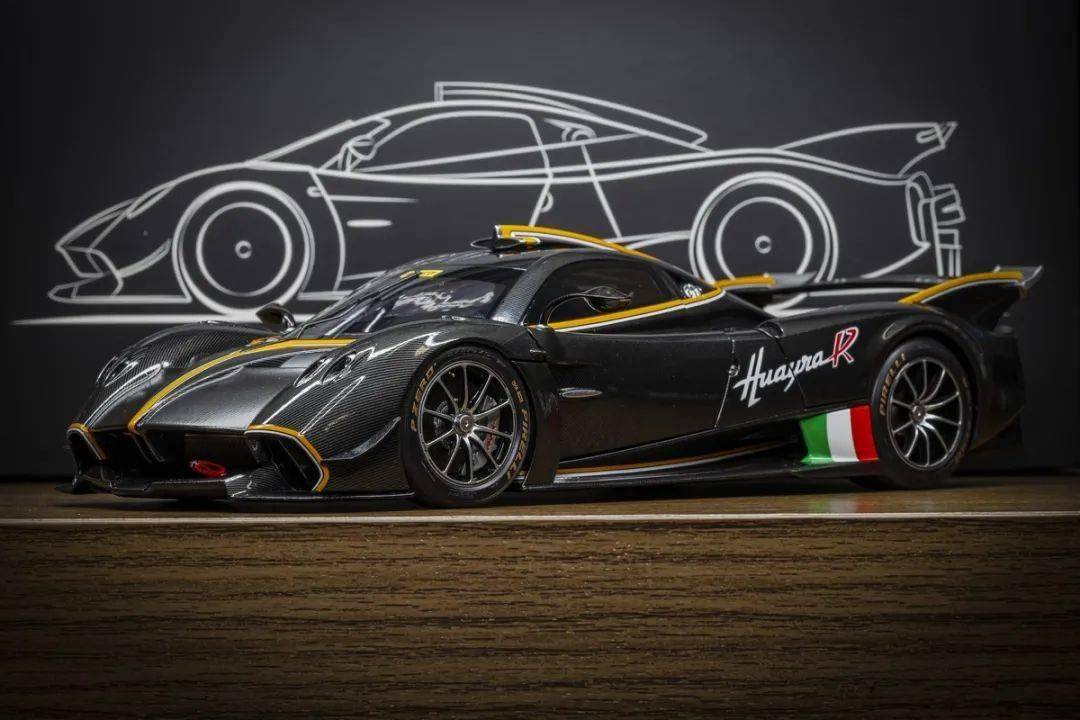 帕加尼Huayra R搭載與梅賽德斯-AMG子公司HWA AG聯合開發的6.0升V12自然吸氣發動機(代號Pagani V12-R),重量僅198公斤,為同排量最輕發動機之一