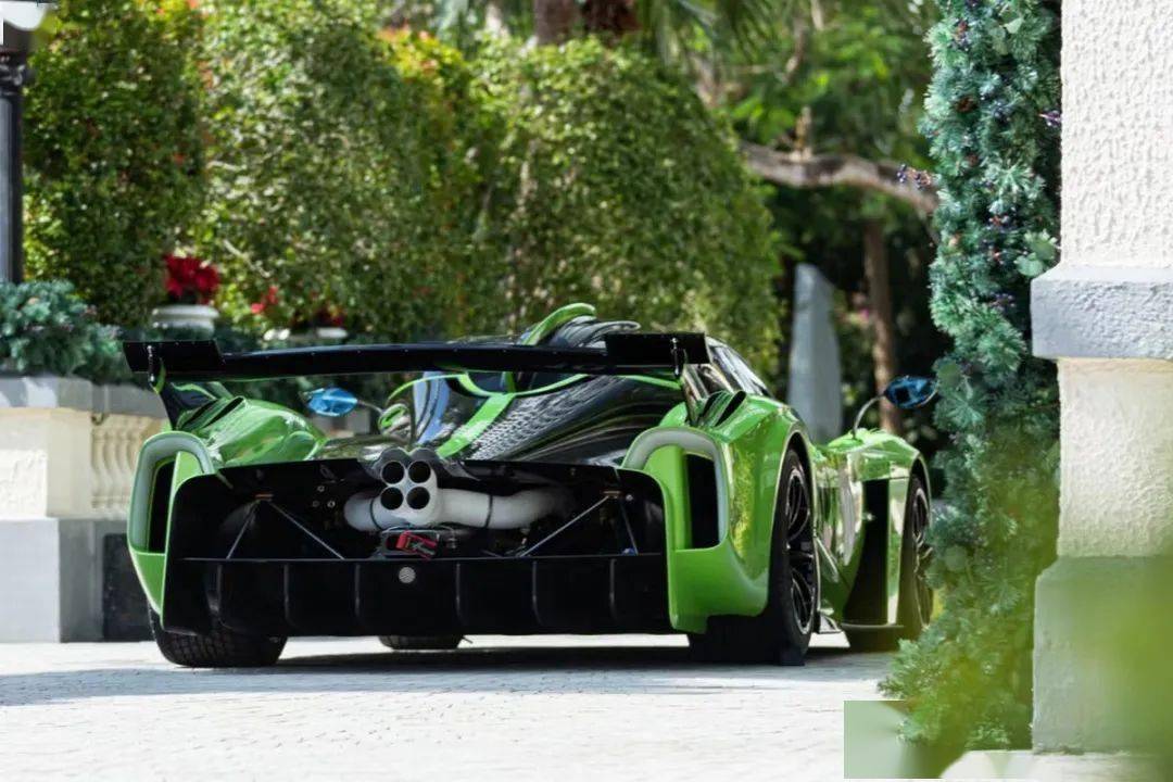 帕加尼Huayra R搭載與梅賽德斯-AMG子公司HWA AG聯合開發的6.0升V12自然吸氣發動機(代號Pagani V12-R),重量僅198公斤,為同排量最輕發動機之一