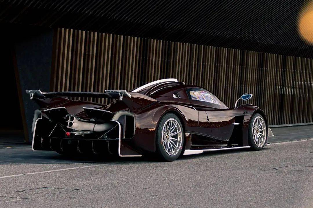 帕加尼Huayra R搭載與梅賽德斯-AMG子公司HWA AG聯合開發的6.0升V12自然吸氣發動機(代號Pagani V12-R),重量僅198公斤,為同排量最輕發動機之一